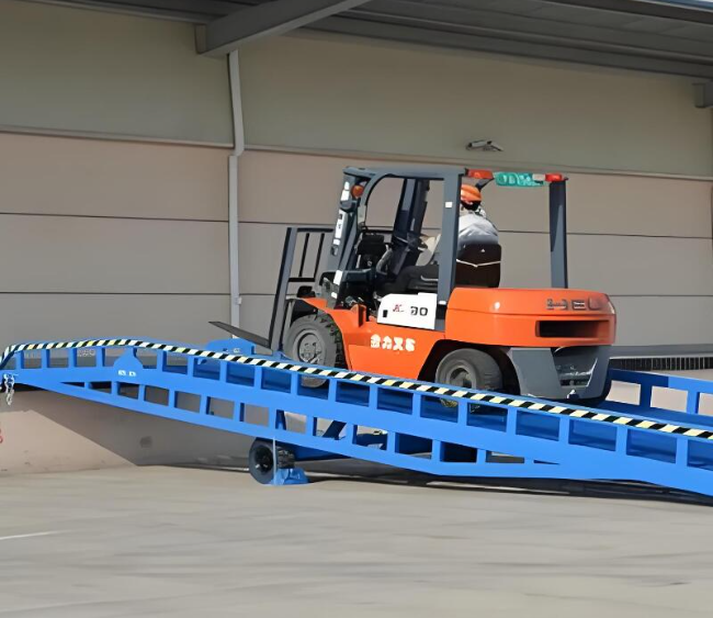红毛镇移动式卸货平台（叉车用）